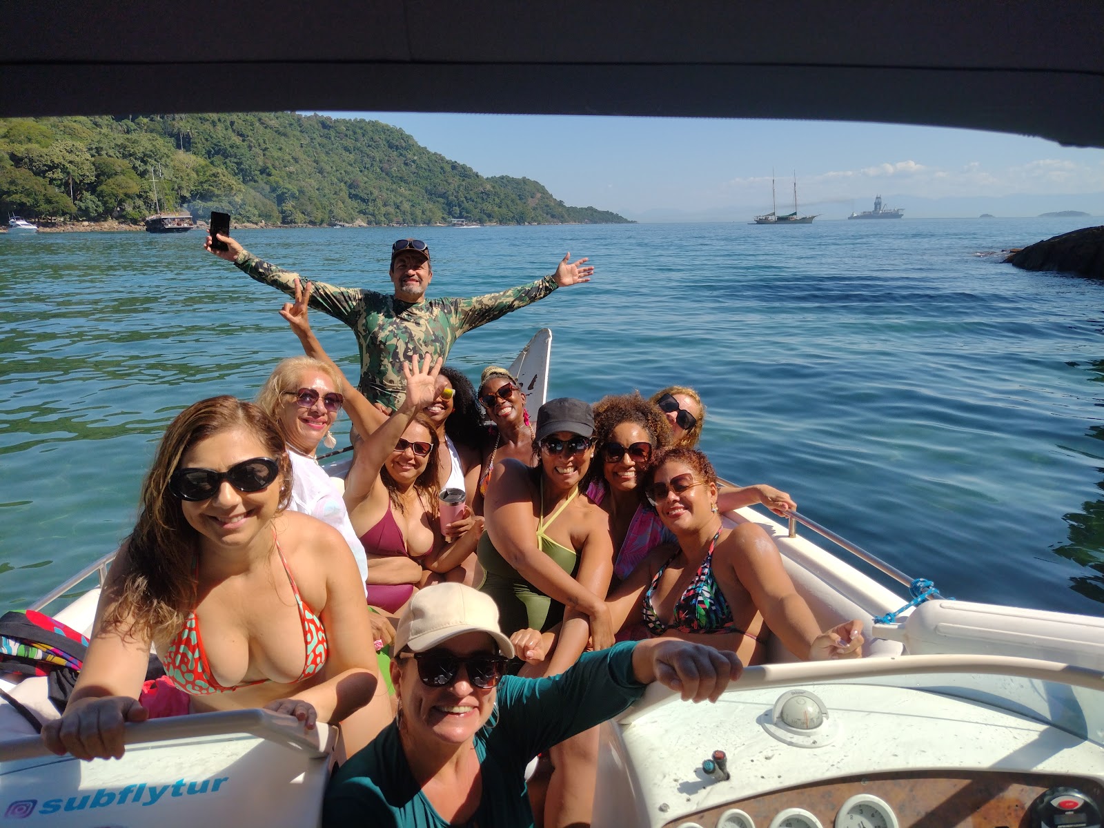 Loc Lancha Angra hospedagem aluguel de lancha e passeios Angra dos Reis ilha grande