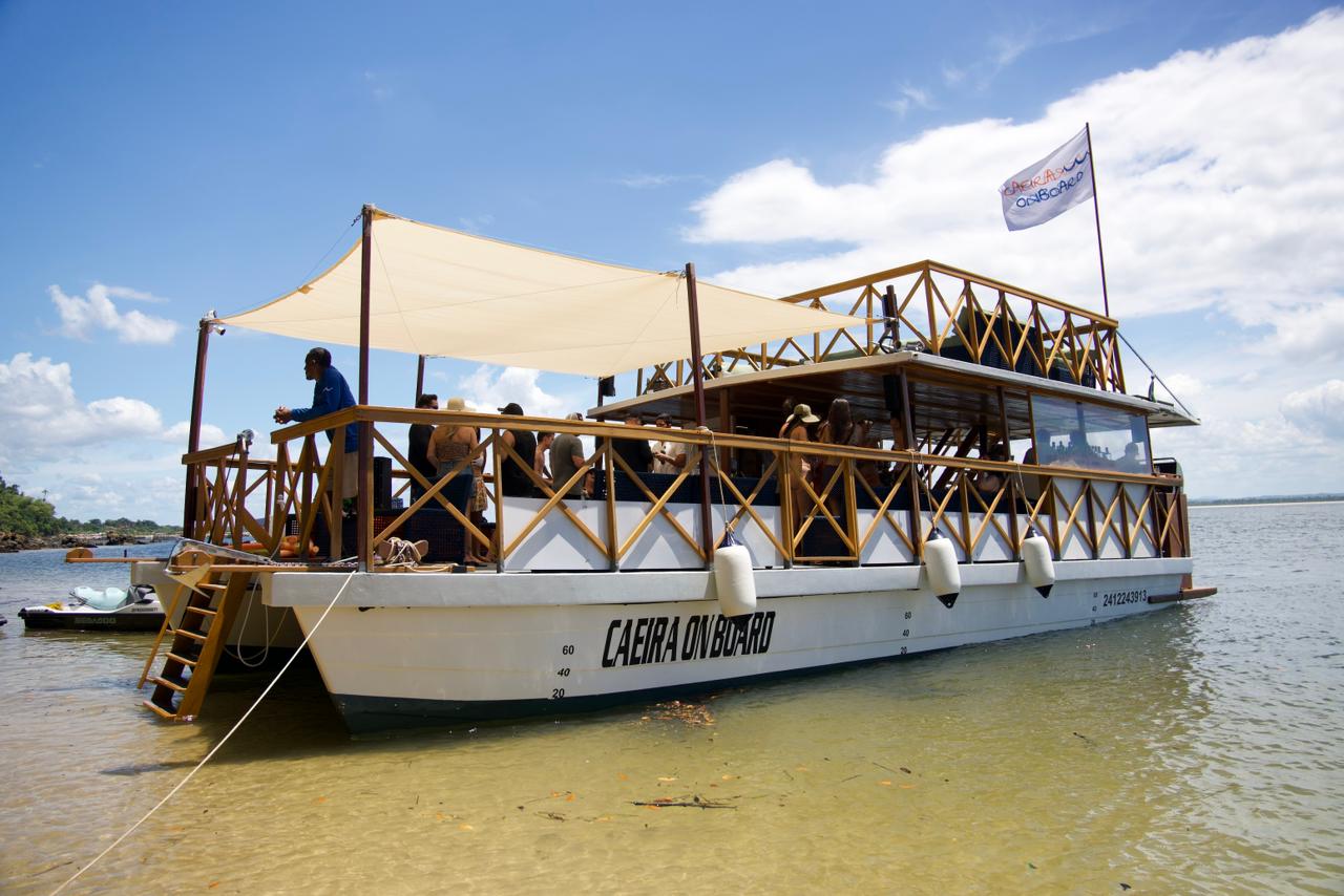 Passeio Panorâmico de Catamarã - Caeira